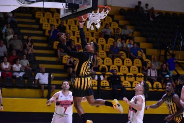 En un duelo muy parejo, Comu golpe� primero